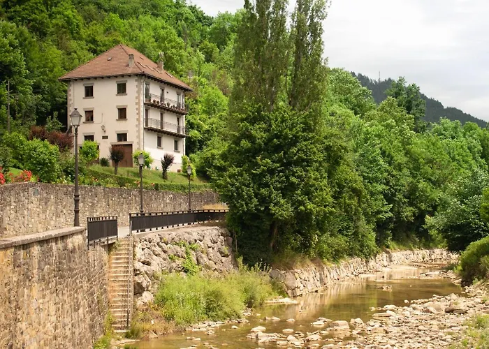 Casa Rural Bidezarra A Los Pies De La Selva De Irati